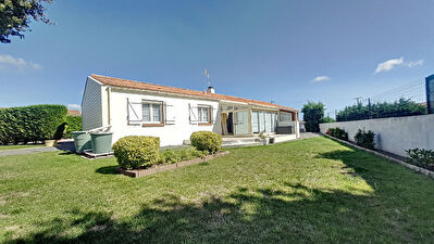 Maison plain-pied Vaire 3 chambres + bureau Garage double 979 m2 terrain