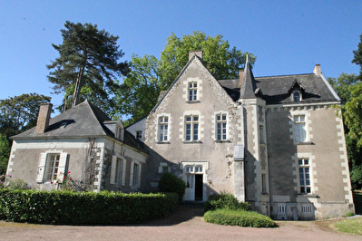 Maison bourgeoise 11 piece de 480 m2 , sur 25 000m2 de terrain a 10 minutes d'Angers
