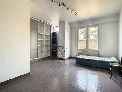 Appartement de 6 pieces a Angers quartier Larevelliere