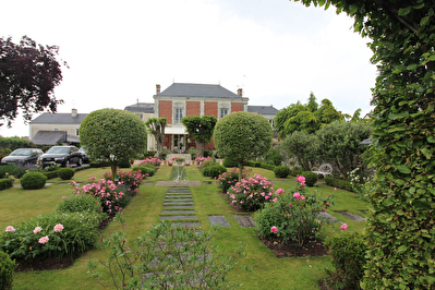 PROCHE ST BARTHELEMY MAISON DE CARACTERE DE 200m2