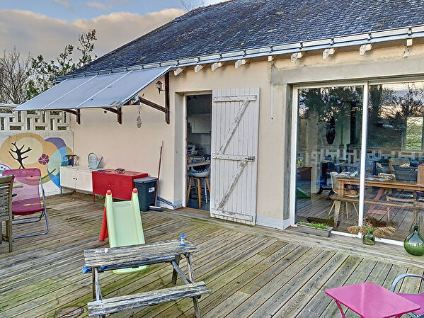Maison 5 chambres. Le Plessis Grammoire a la sortie de Saint Barthelemy d'Anjou. Environnement tres calme. Terrain de plus de 2300m2. Atelier, garage.