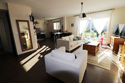 Proche centre equestre St Barthelemy d'Anjou, Maison 4 chambres dont 1 en rdc avec salle d'eau, garage et jardin clos !