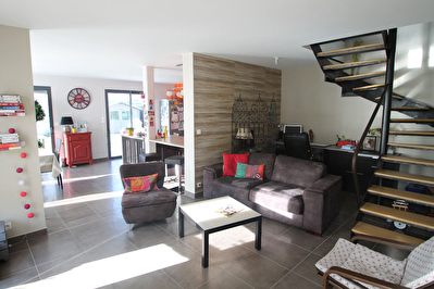 Maison recente a Trelaze, 4 chambres dont une de plain-pied, salle d'eau et salle de bains, jardin de plus de 300 m2 et garage