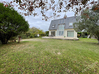 QUIBERON - Maison de 110 m2 au sol proche du centre et de la grande plage sur un terrain constructible de 1070 m2