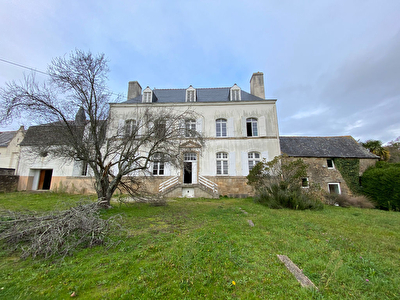 Batisse en pierre - Chapelle et annexes - Bourg de Pluneret
