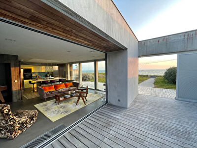 Maison d'architecte les pieds dans l'eau et vue mer a Quiberon, cote baie.