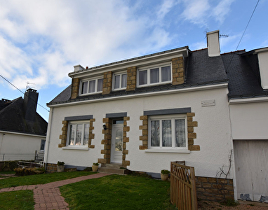 Maison traditionnelle a pied du bourg et commerces de proximite