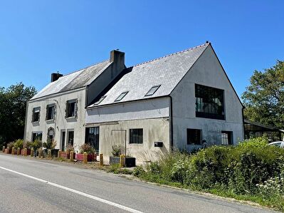 Superbe potentiel d'habitation pour cette maison en pierre avec grand atelier d'artisan