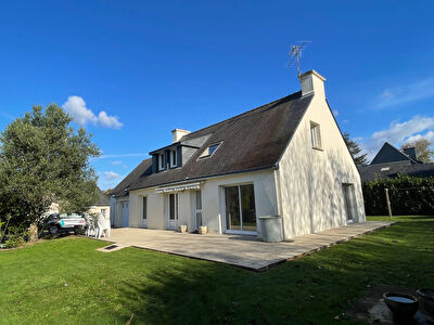 Belle maison familiale sur un superbe terrain a pied du bourg de PLOEMEL