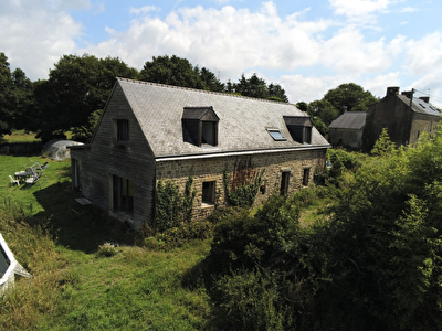 PLOEMEL - Longere de 160 m2 renovee situee a 800 metres du bourg sur 2000 m2 de terrain