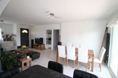 Maison Le Louroux Beconnais plain pied de 2002 non mitoyen tres lumineux, contrsuction de qualite, terrain sans vis a vis, 3 chambres plus un bureau sejour avec cuisine ouverte amenagee equipee, dependance