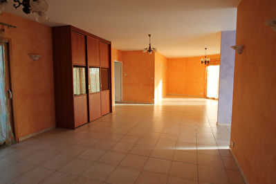 Maison recente Saint Jean De Linieres. Environnement calme. Vie de plain pied , grand sejour de plus de 55m2, cuisine amenageee quipee, 3 chambres possibilite 4 + bureau , un garage et terrain de plus de 900m2 sans vis a vis.