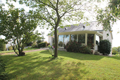 Maison 13 minutes du chu. 5 chambres, cuisine amenagee equipee, salon sejour avec cheminee, veranda, terrain de plus d'un hectare et deux garages.