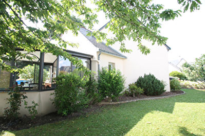 Pellouailles les vignes. Maison tres lumineuse, decoration soignee, 4 chambres dont une suite parental en rez de chaussee, veranda, terrain arbore et aysager. Proche ecoles commerces et transports.