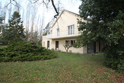 Maison 5 chambres. Le Plessis Grammoire a la sortie de Saint Barthelemy d'Anjou. Environnement tres calme. Terrain de plus de 2300m2. Atelier, garage.