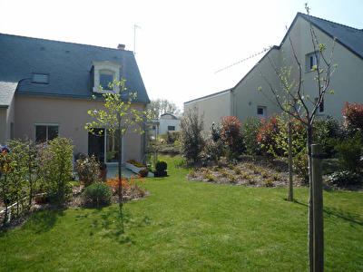 BOUCHEMAINE PRUNIERS. Maison non mitoyenne .4 chambres dont une de plain pied, terrasse donnant sur jardin clos, garage