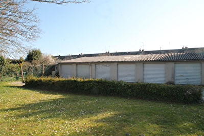 Angers Belle Beille. Garage box ferme situe au fond d'une residenceau calme et proche des facultes.