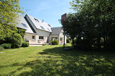 Maison Bouchemaine . Maison familiale et contemporaine dans un environnement privilegie.