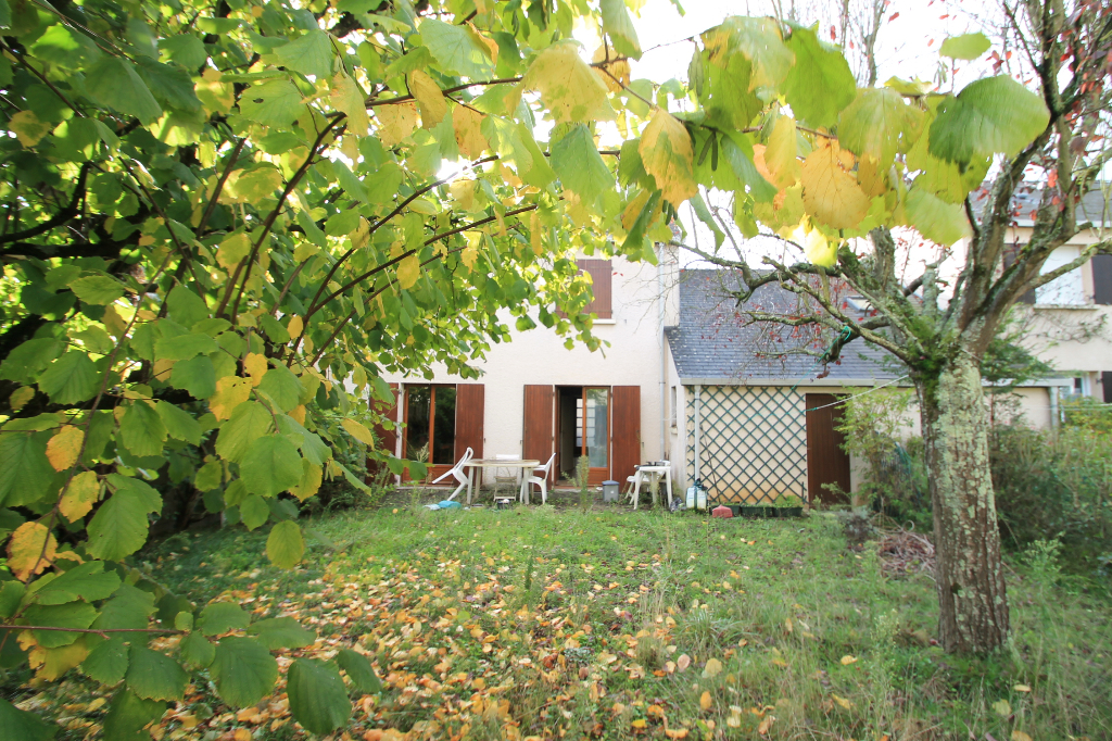 photos n°1 Maison Angers secteur Bichon. 3 chambres. garage. terrain clos. Fort potentiel.