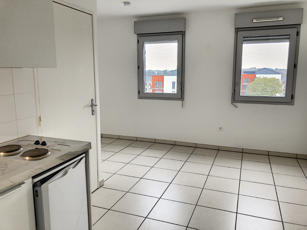 A LOUER Studio non meuble Avrille centre
