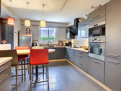 Nouveaute. A vendre maison sur Bouchemaine . 4 chambres, jardin clos et garage. Aucun travaux a prevoir.