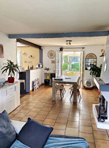 A vendre . Maison lumineuse situee a La Membrolle sur Longuenee. 15 minutes du CHU. 3 chambres, cuisine ouverte amenagee equipee, sejour avec cheminee, veranda, cave, garage et jardin clos.
