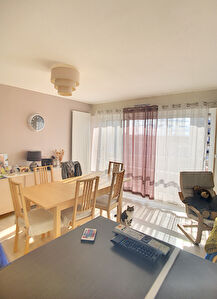 A vendre . Appartement Angers secteur Camus type 3 , dernier etage vue degagee, 2 chambres, cave, balcon, deux places de parking.