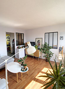 A vendre Angers la Traquette appartement type 4. Petite copropriete. Dernier etage. Cuisine amenagee equipee, 2 chambres, un salon plus un sejour, une cave, un grenier ainsi qu'un box ferme.