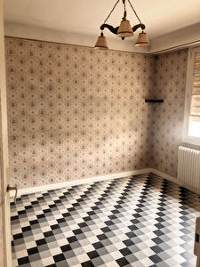 A vendre ANGERS secteur petites pannes. Maison de plain pied a renover. 2 chambres. Grenier. Dependances, cave, garage et jardin.