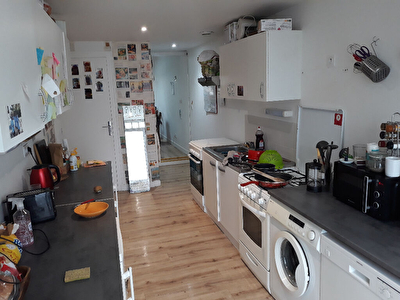 A vendre Angers Belle Beille proche des arrets de bus . Ensemble immobilier avec jardin et garage compose de chambres louees.
