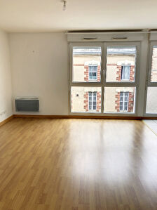A vendre Angers hopital Barra. Appartement type 2. Residence recente avec ascenseur . Chauffage individuel. Place de parking en sous-sol.