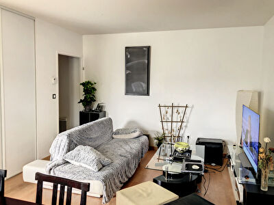 A vendre Angers hopital Barra. Appartement type 2 avec balcon. Residence recente avec ascenseur . Chauffage individuel. Place de parking en sous-sol.