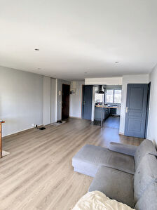 A vendre ANGERS Est entre le Boulevard Auguste Allonneau et l'avenue Pasteur a deux pas de la future ligne de tramway . Appartement type 3. 2 chambres, cuisine amenagee equipee, balcon, garage ferme et chauffage individuel.
