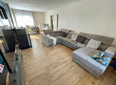 A vendre maison de 120 m2 secteur Angers Patton-Belle Beille proche commerces tramway ecoles universites. 4 chambres dont une en rez de chaussee. Jardin.