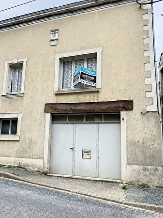 A vendre au coeur de Rochefort. sur Loire Maison ancienne a rafraichir. 4 chambres, cuisine amenagee, salon sejour, garage et grenier.