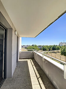 A vendre Angers plateau Mayenne les hauts de Saint Aubin. Appartement type 4, 3 chambres, 1er etage avec ascenseur, balcon, place de parking couverte.