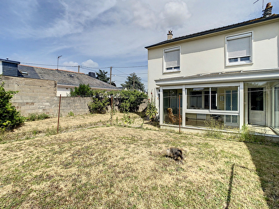 A vendre Angers proche hopital et place Bichon. Maison 4 chambres , cuisine independante, garage, atelier et terrain de plus de 300m2.A refraichir.