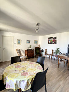 A vendre Angers les hauts de Saint Aubin appartement type 3. Ascenseur, balcon, 2 chambres avec placard, cuisine amenagee equipee, chauffage individuel, garage ferme en sous-sol.