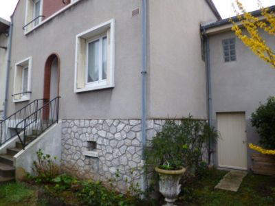 A VENDRE ! FLEURY LES AUBRAIS/ORLEANS - Maison de ville de type 7 composee d'un grand sejour de 37m2 - 5 chambres dont une au RDC - sous-sol complet : garage/buanderie/atelier + dependance de 20m2 - terrain clos de 350m2