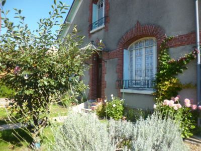 SAINT JEAN DE LA RUELLE - Maison de ville de Type 6- 120 m2 habitable - grand sejour avec cheminee - 4 chambres dont une au rez-de-chaussee - garage 2 voitures - dependances - Terrain clos de 603m2.