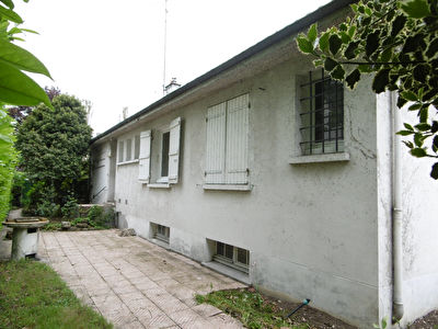 Cote Madeleine - ST JEAN DE LA RUELLE - maison familiale comprenant 4 chambres et 1 bureau - grand sejour et jardin.