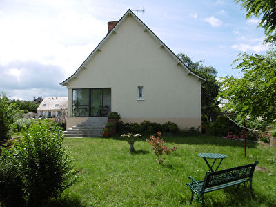 LA CHAPELLE SAINT MESMIN : Maison 7 pieces, sejour 42m2, cuisine amenagee et equipee, garage/hangar.