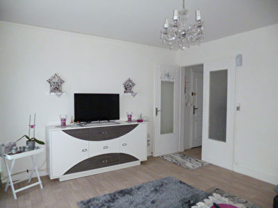 St Jean de la Ruelle. Appartement F3 en bon etat avec parking exterieur et cave