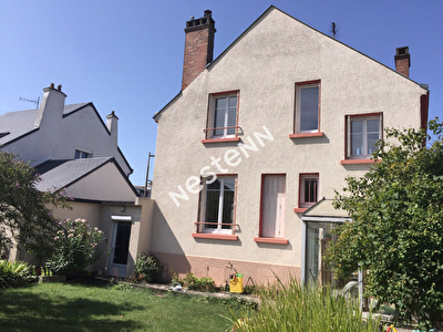 Rare aux AUBRAIS, maison de ville avec tram et gare a pieds, garage et jardin clos a l'abri des regards.