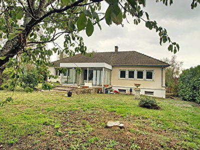 A L'EST d'ORLEANS - Commune de CHANTEAU - A 14 minutes de la gare des AUBRAIS - En Foret d'ORLEANS - Maison de 100m2 a renover - Vaste terrain de 740m2 - Sous sol complet de 100m2 !