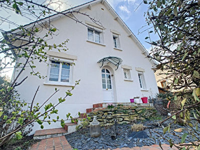 SARAN BOURG - A 4 MINUTES ENTREE AUTOROUTE ORLEANS NORD - Superbe maison de 115 m2 et sous-sol - Renovee - Lumineuse - Jardin clos - Toutes ecoles a moins de 9 minutes a pied !