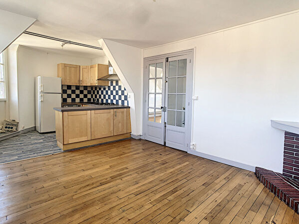 COEUR DE VILLE - ORLEANS - RUE de L'EMPEREUR - CHARME DE L'ANCIEN - ENTIEREMENT RENOVE