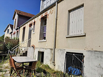 A RENOVER a Orleans, Maison des annees 30 d'environ 88m2 habitables avec garage sur 232 m2 de terrain.