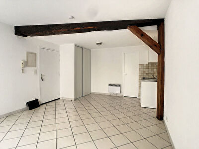 ORLEANS ROND POINT THINAT - LIGNE DE BUS 2 -5 -7 - 70 - CENTRE VILLE - PROCHE DES COMMODITES - GRAND STUDIO
