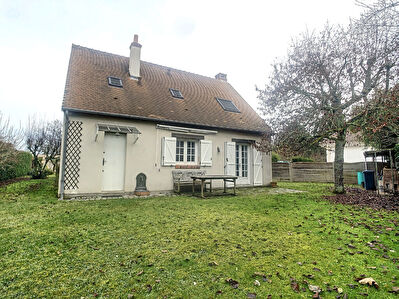 Idealement situee en COEUR DE SAINT CYR EN VAL - Belle maison traditionnelle T4 avec garage et jardin S/O